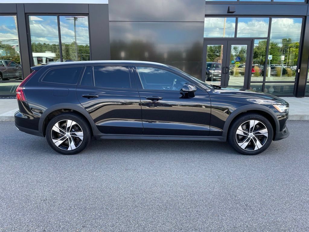 Used 2020 Volvo V60 T5 Cross Country w/ Protection Package Premier AWD/4WD image 3