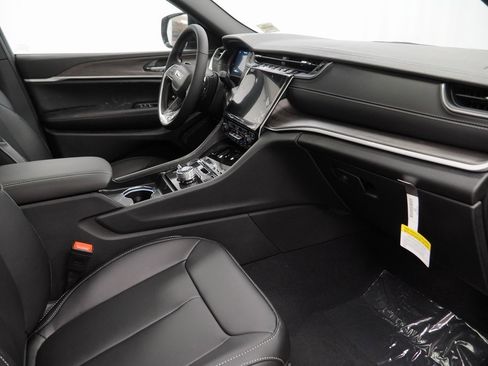 New 2025 Jeep Grand Cherokee Limited image 37