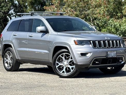 Used 2018 Jeep Grand Cherokee Limited AWD/4WD image 2