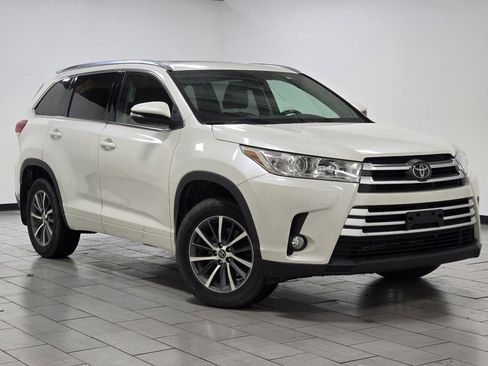 Used 2018 Toyota Highlander XLE image 2