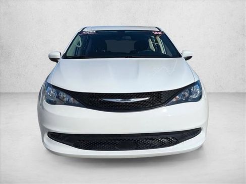 Used 2022 Chrysler Voyager LX image 2