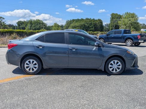 Used 2017 Toyota Corolla SE FWD image 3
