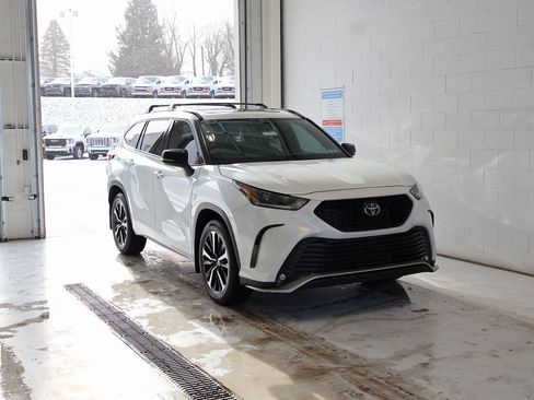Used 2022 Toyota Highlander XSE image 2