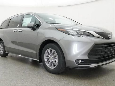 New 2026 Toyota Sienna XLE image 29