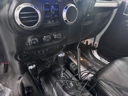 Used 2015 Jeep Wrangler Unlimited Rubicon w/ Connectivity Group AWD/4WD image 27