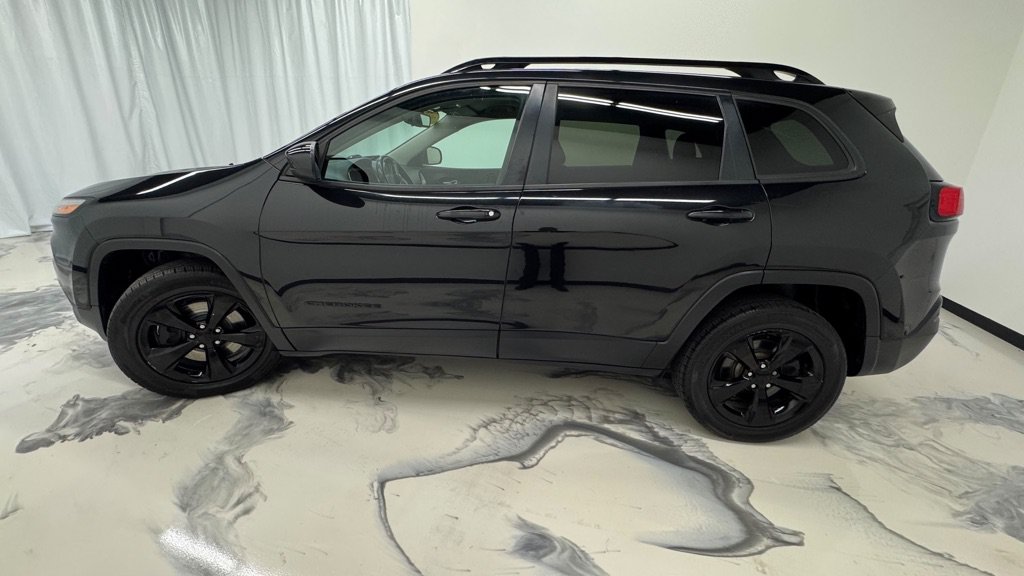 Used 2016 Jeep Cherokee Latitude w/ Cold Weather Group AWD/4WD image 8