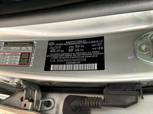 Used 2021 Hyundai Elantra Limited FWD image 17