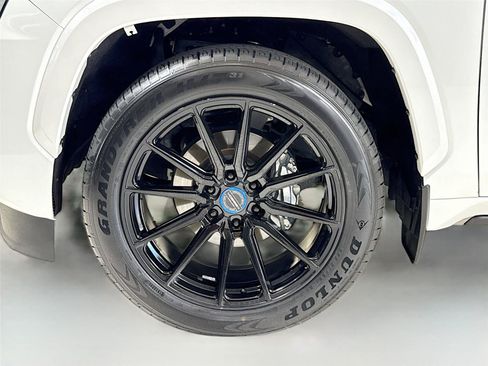 Used 2024 Toyota Sequoia Capstone AWD/4WD image 40