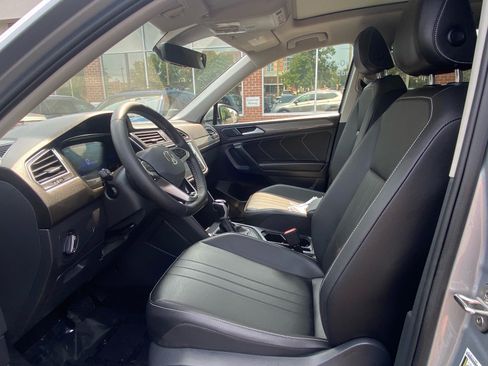 Certified 2023 Volkswagen Tiguan SE w/ Panoramic Sunroof Package FWD image 13