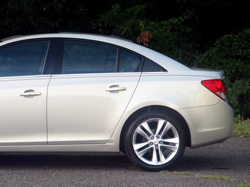 Used 2011 Chevrolet Cruze LTZ FWD image 23