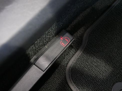 Used 2015 Chevrolet Corvette Stingray Convertible w/ 3LT Preferred Equipment Group image 21