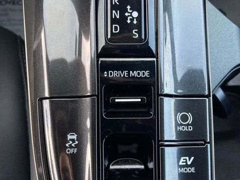 Used 2025 Toyota Crown Signia XLE image 34