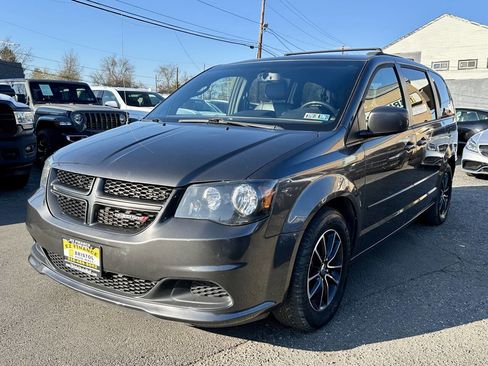 Used 2017 Dodge Grand Caravan GT image 3