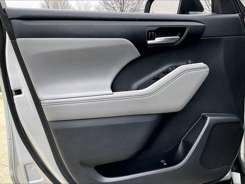 Used 2021 Toyota Highlander XLE AWD/4WD image 14