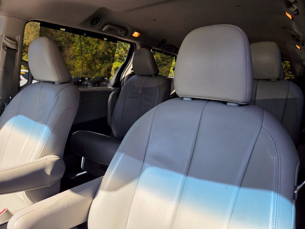 Used 2013 Toyota Sienna XLE FWD image 10