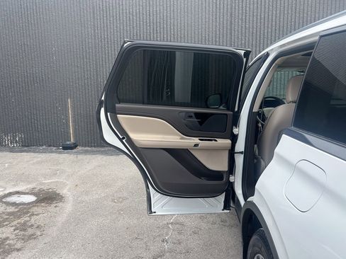 Certified 2023 Lincoln Aviator Standard w/ Premium Package image 16