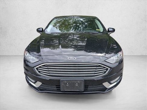 Used 2018 Ford Fusion SE w/ Equipment Group 601A FWD image 2
