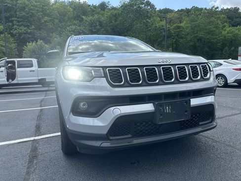 Used 2025 Jeep Compass Latitude AWD/4WD image 11