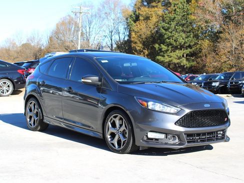 Used 2018 Ford Focus ST image 9
