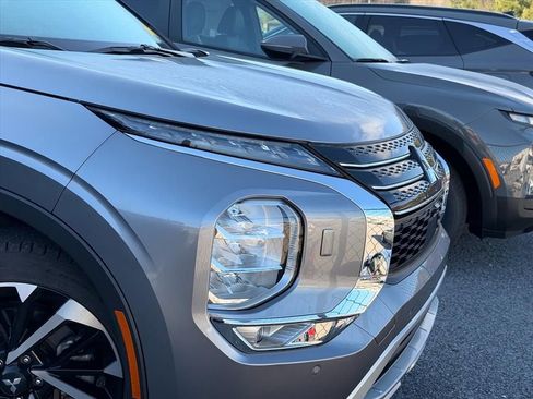 Used 2022 Mitsubishi Outlander SE image 12