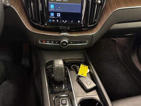 Used 2022 Volvo XC60 B5 Momentum w/ Climate Package image 39