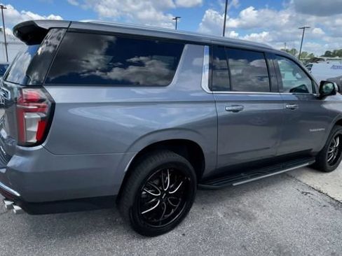 Used 2021 Chevrolet Suburban Premier w/ Premium Package AWD/4WD image 2