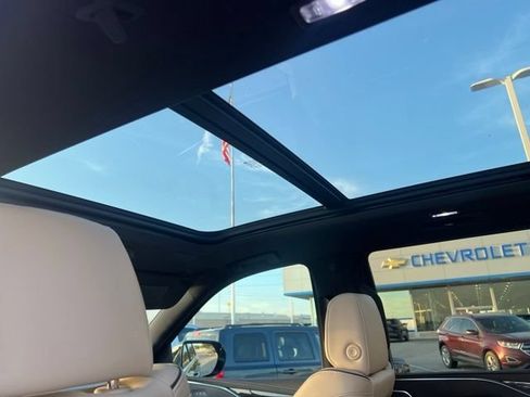 Used 2022 Cadillac Escalade Premium Luxury RWD image 11