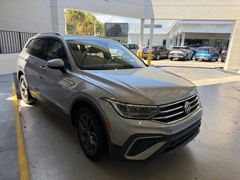 Used 2023 Volkswagen Tiguan SE w/ Panoramic Sunroof Package FWD image 2