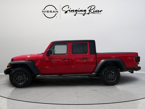 Used 2025 Jeep Gladiator Sport AWD/4WD image 4
