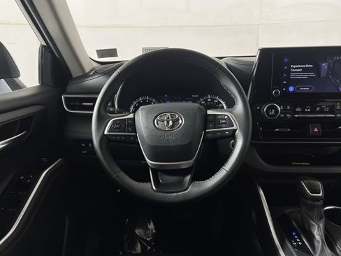 Used 2024 Toyota Highlander XLE AWD/4WD image 16