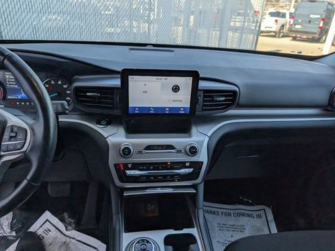 Used 2021 Ford Explorer XLT image 3