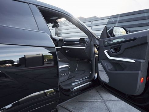 Used 2025 Lamborghini Urus SE image 23