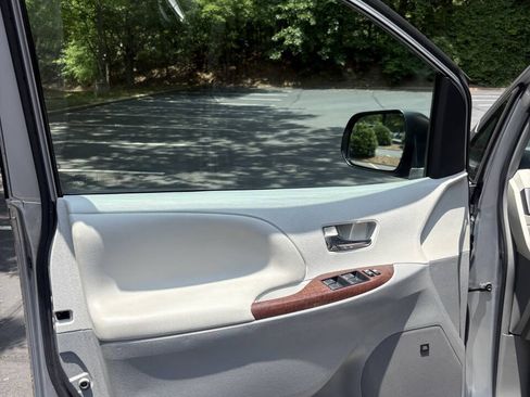 Used 2013 Toyota Sienna XLE w/ Premium Pkg FWD image 17