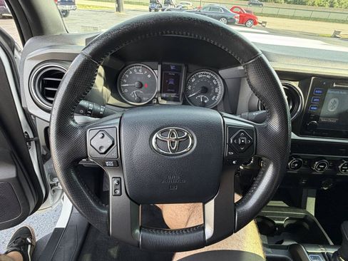 Used 2017 Toyota Tacoma TRD Sport w/ Tow Package (A/T) AWD/4WD image 18