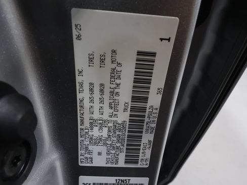 Used 2025 Toyota Tundra Limited AWD/4WD image 33