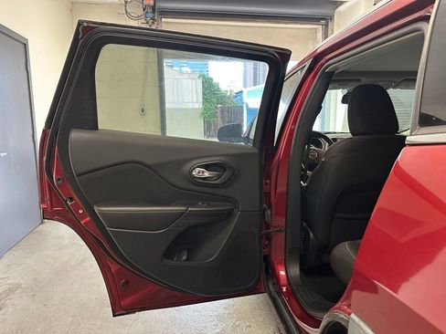 Used 2017 Jeep Cherokee Latitude w/ Comfort/Convenience Group image 16