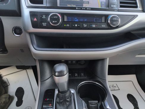 Used 2018 Toyota Highlander XLE AWD/4WD image 18