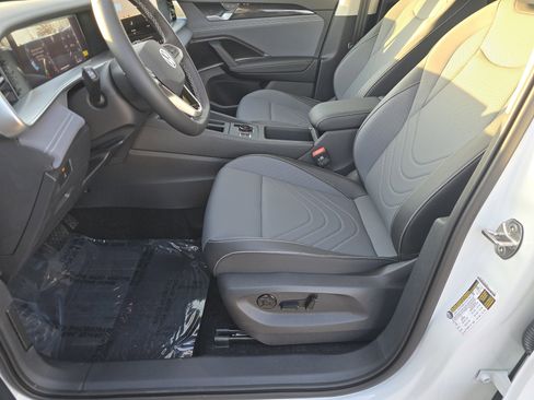 New 2026 Volkswagen Tiguan SE image 17