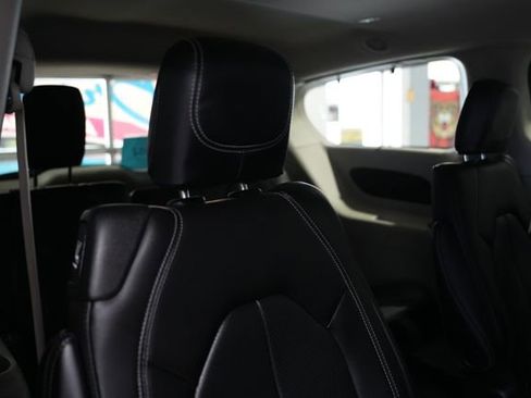 Used 2022 Chrysler Pacifica Touring-L image 19