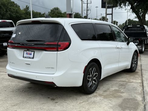 New 2027 Chrysler Pacifica Limited FWD image 5