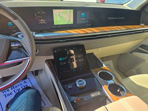 Used 2025 Cadillac Escalade ESV Premium Luxury Platinum image 10