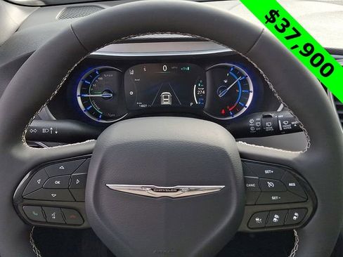 Used 2025 Chrysler Pacifica Premium image 20