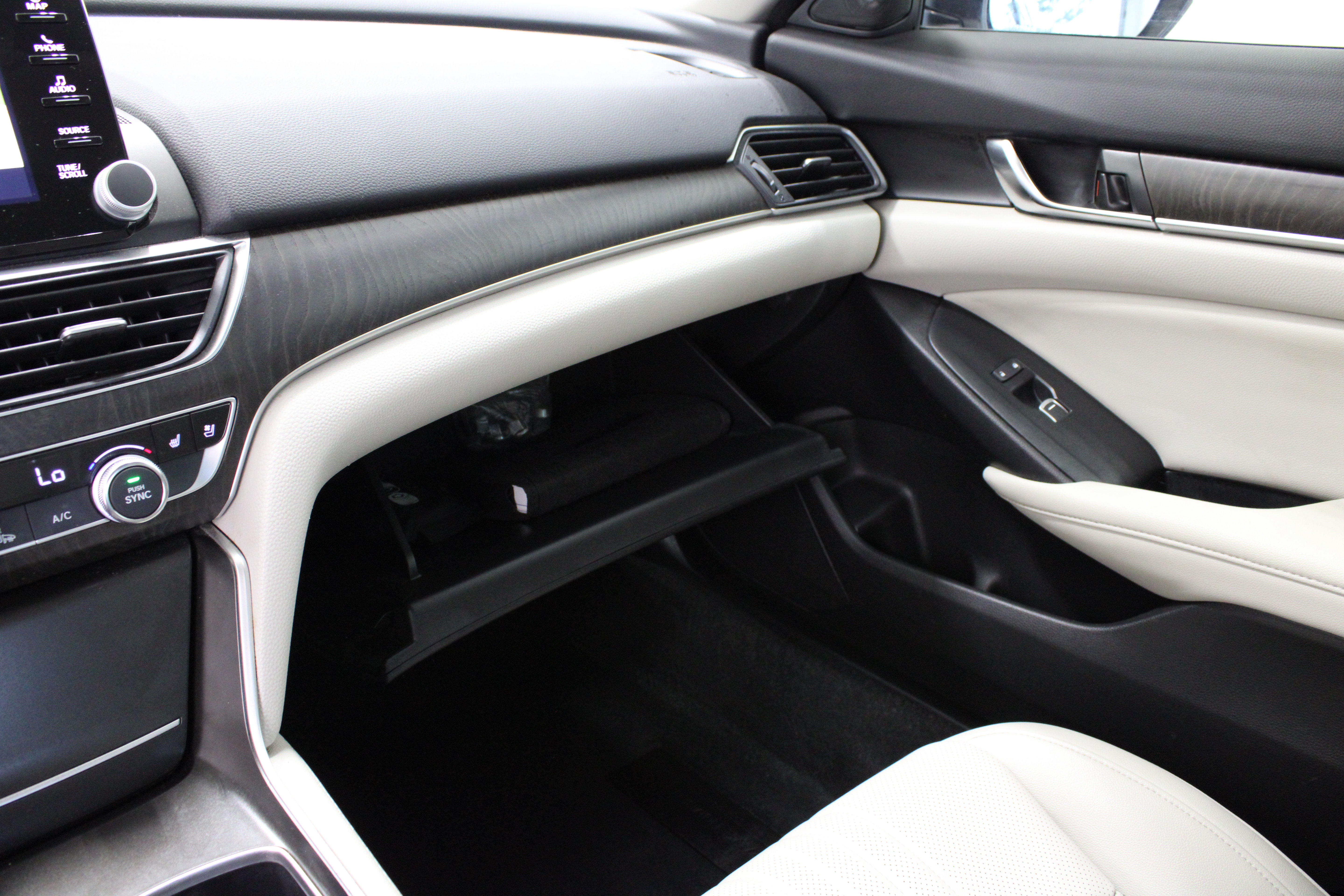 Used 2021 Honda Accord Touring image 25