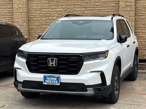 Used 2025 Honda Pilot TrailSport image 1
