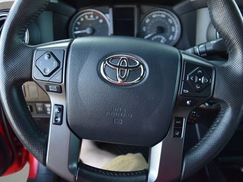 Used 2020 Toyota Tacoma TRD Off-Road w/ Technology Package AWD/4WD image 12