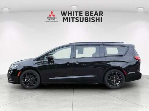 Used 2025 Chrysler Pacifica Limited FWD image 3