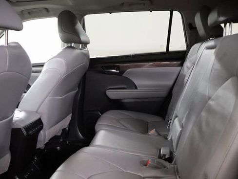 Used 2022 Toyota Highlander Limited FWD image 30