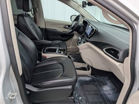 Used 2024 Chrysler Pacifica Touring-L image 26