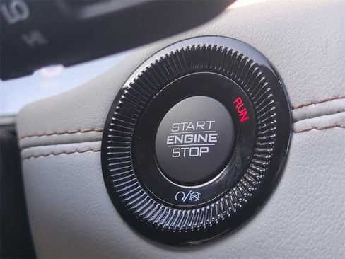 Used 2025 Jeep Compass Limited image 31