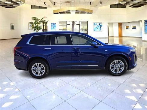 Used 2025 Cadillac XT6 Luxury image 8